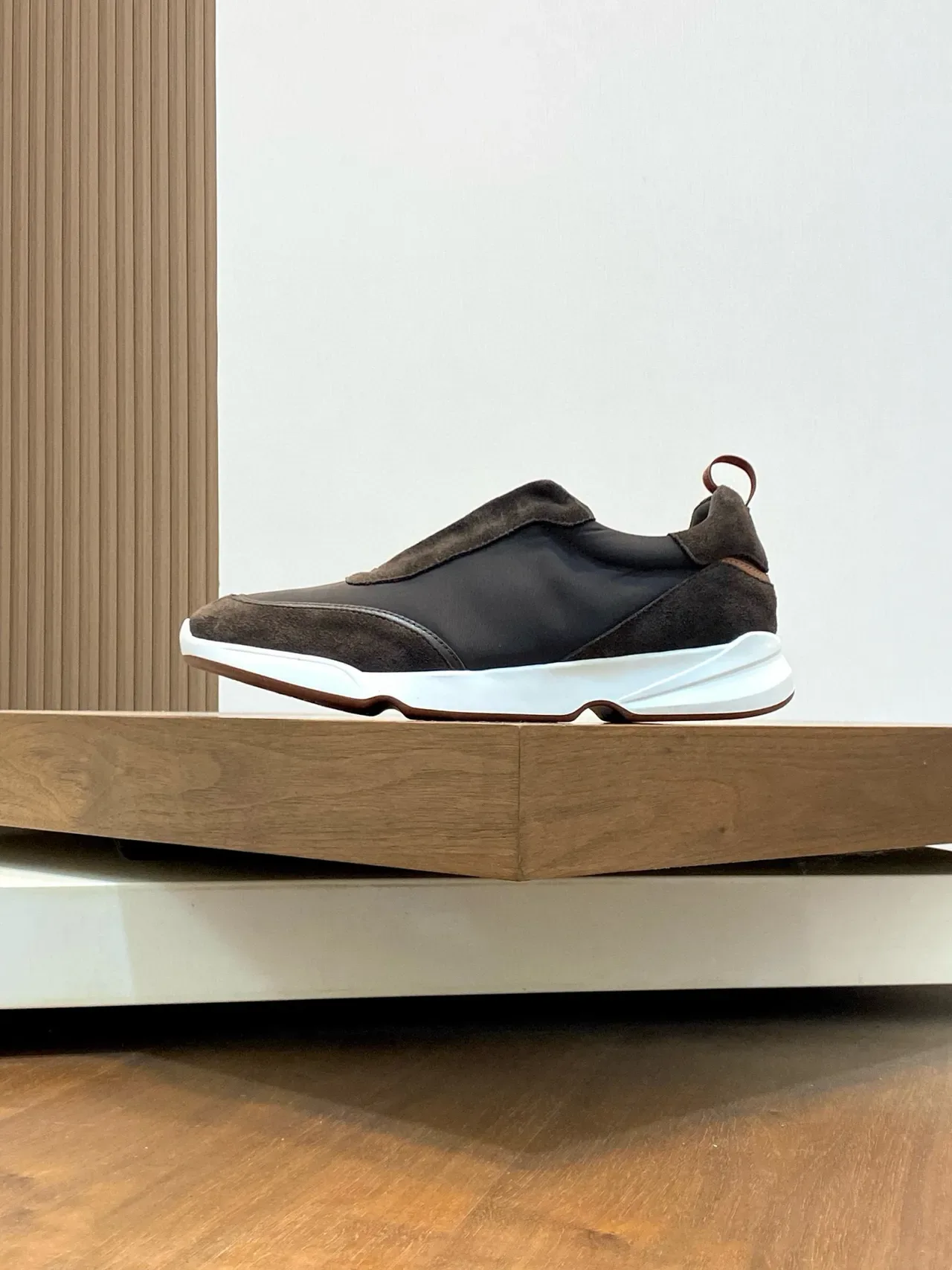 Loro Piana Tênis Lifestyle de Camurça Marrom e Preto Slip-On 3