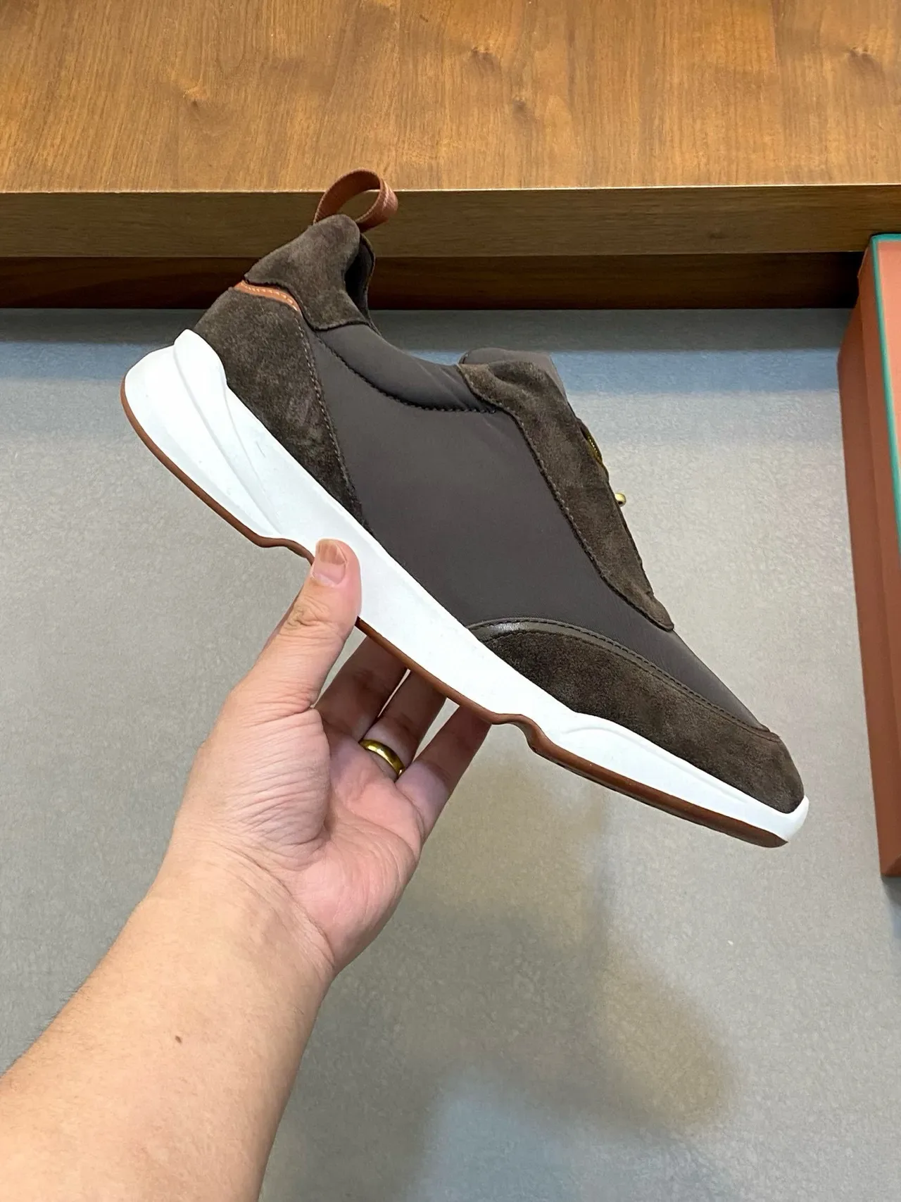 Loro Piana Tênis Lifestyle de Camurça Marrom e Preto Slip-On 4