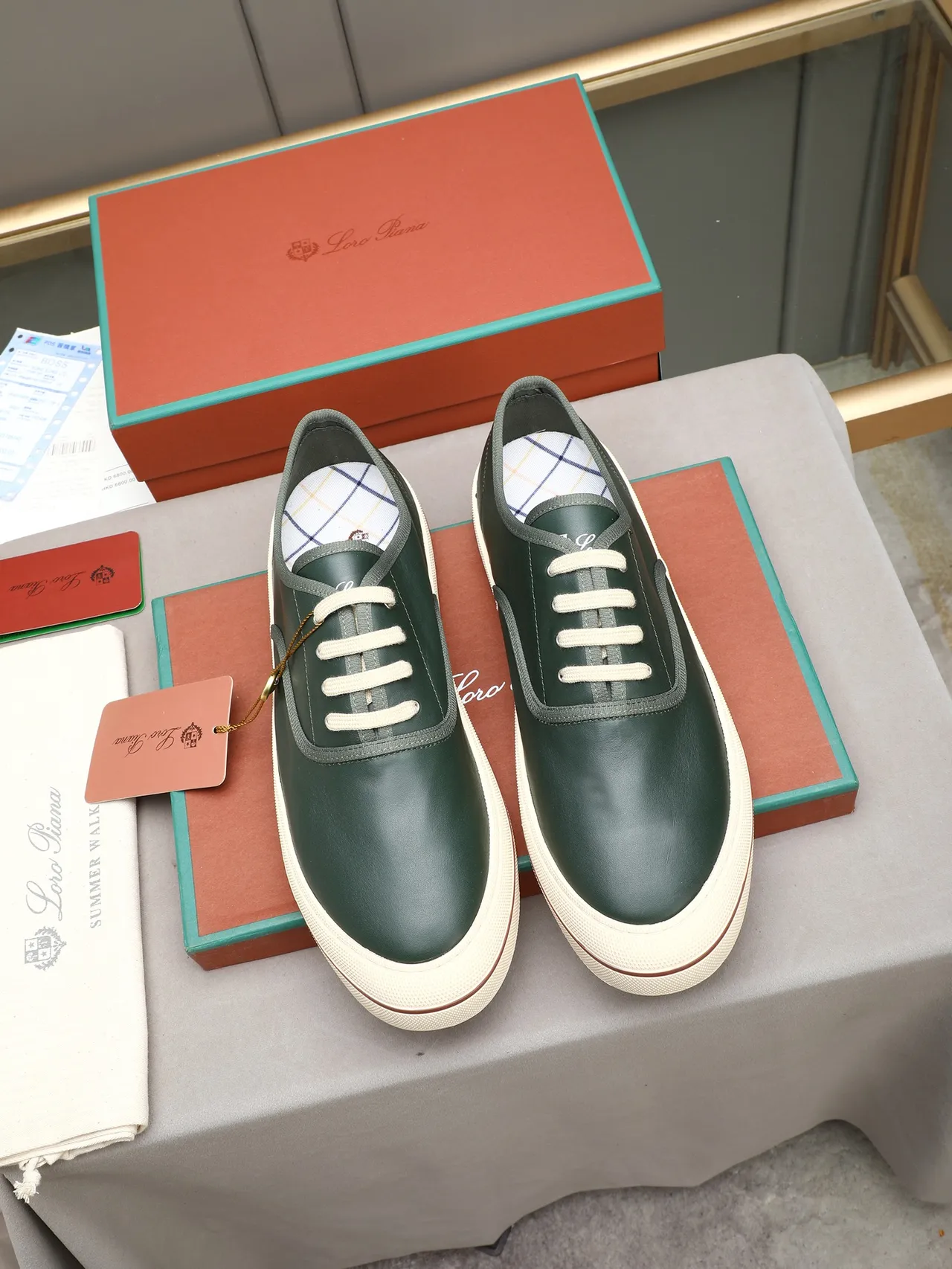 Loro Piana Chaussure casual en cuir vert à lacets, bout bas 2