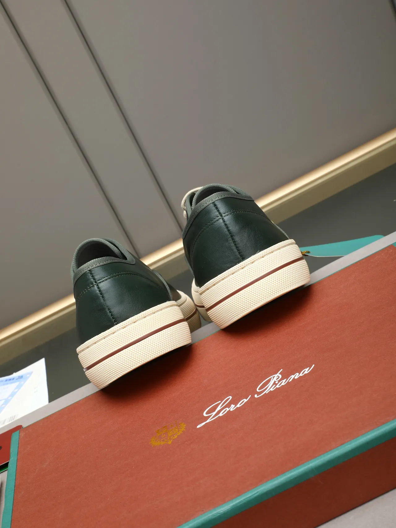 Loro Piana Chaussure casual en cuir vert à lacets, bout bas 3