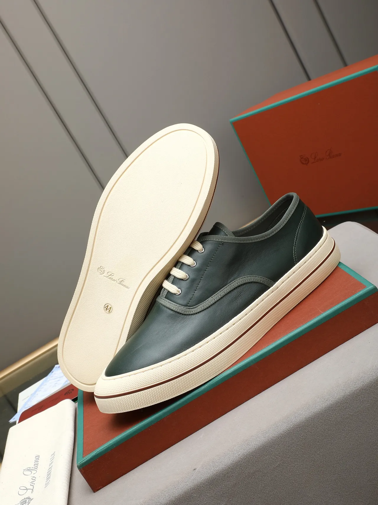 Loro Piana Chaussure casual en cuir vert à lacets, bout bas 4