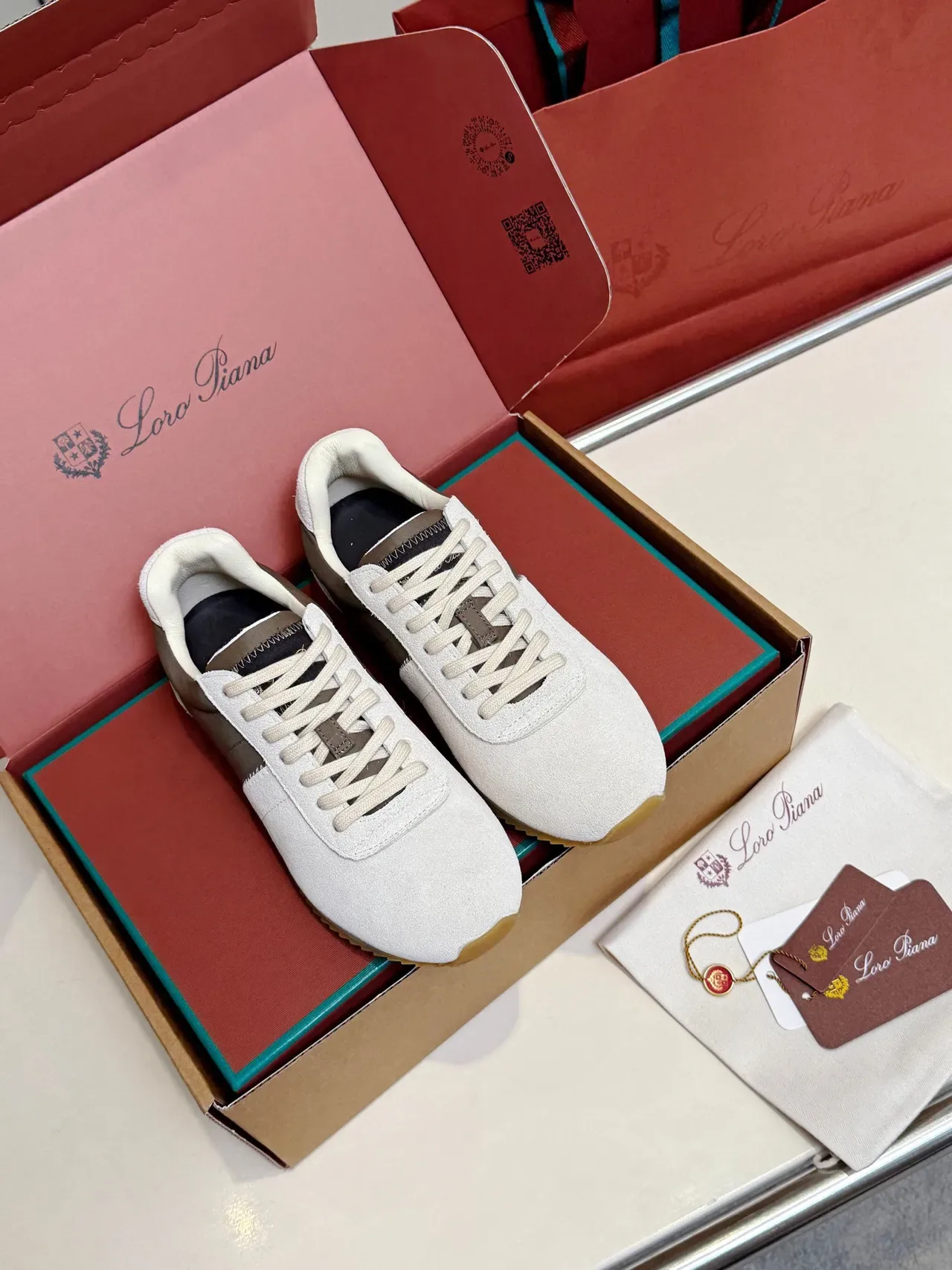 Loro Piana Chaussures basses en daim et textile 5