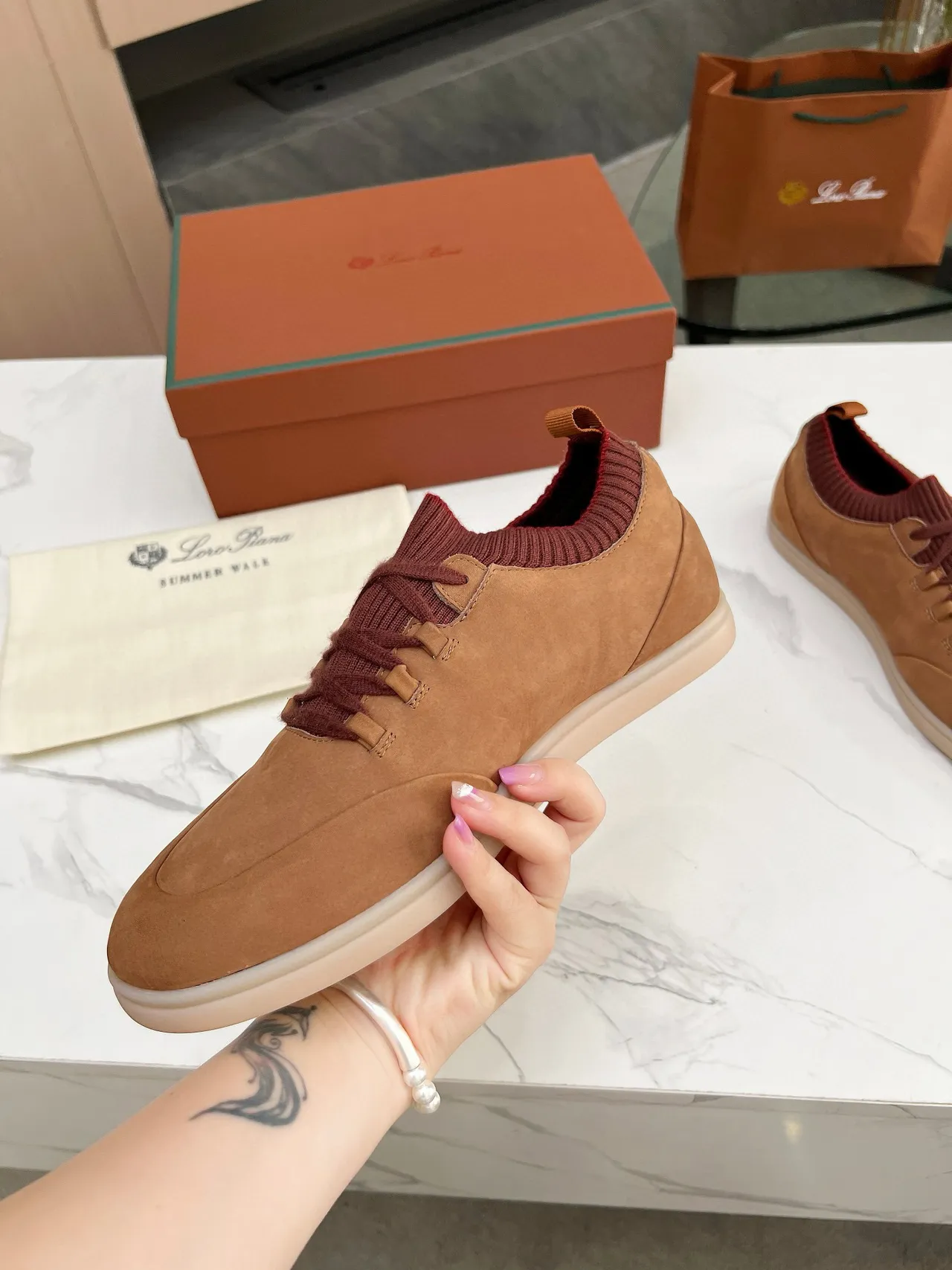 Loro Piana Chaussures Casuales en Daim Tan et Col Tricoté Bordeaux 3