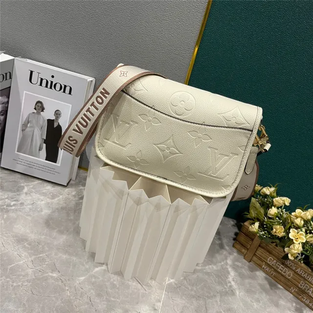 Louis Vuitton Beige Marron Monogramme Embossé Cuir Large Sangle Tressée Sac de selle 15