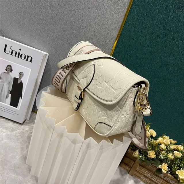 Louis Vuitton Beige Marron Monogramme Embossé Cuir Large Sangle Tressée Sac de selle 17