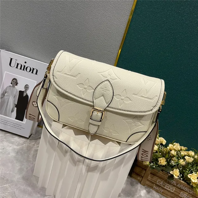 Louis Vuitton Beige Marron Monogramme Embossé Cuir Large Sangle Tressée Sac de selle 18