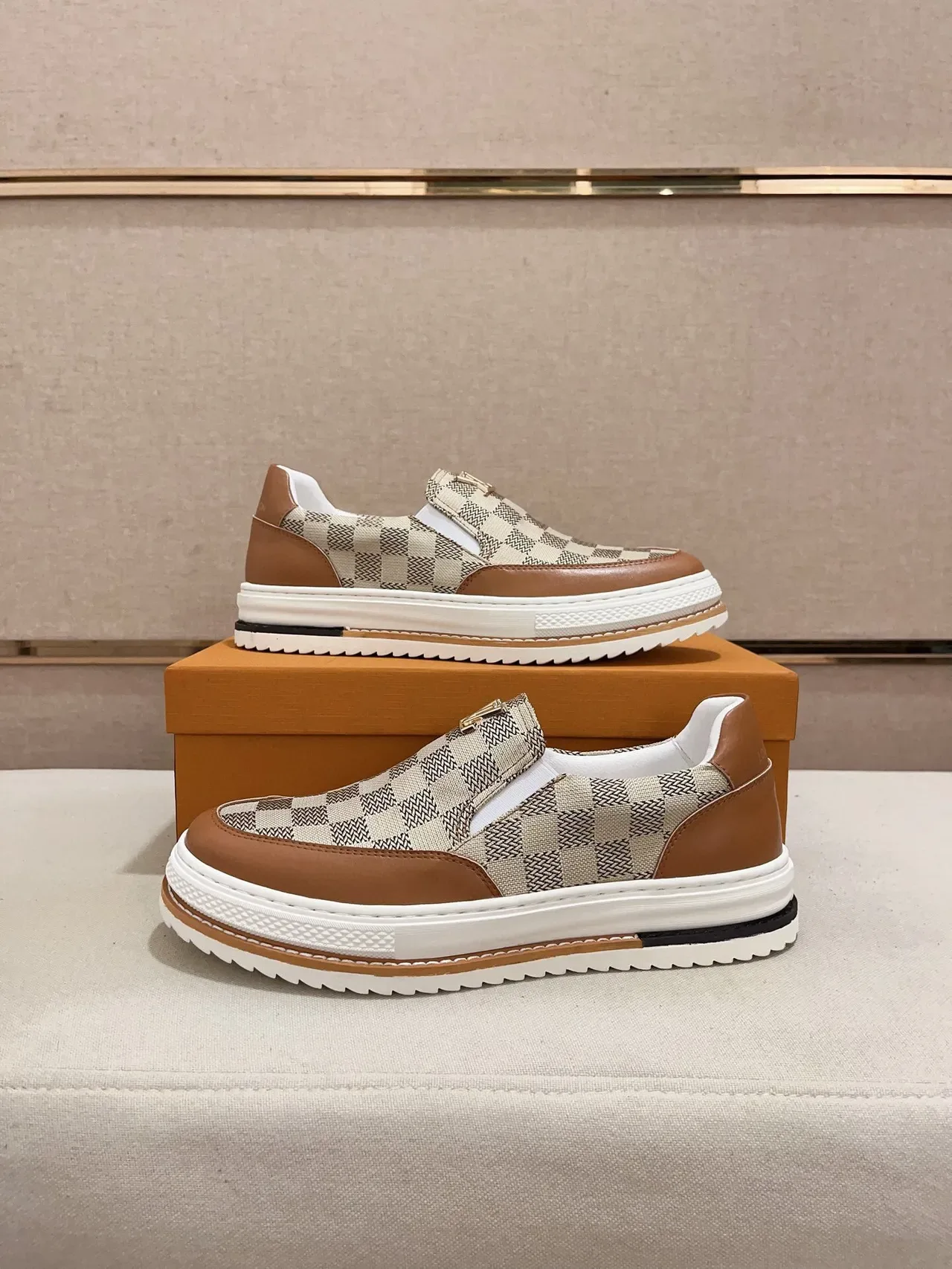 Louis Vuitton Beige Brown Slip-On Chaussures Lifestyle en Toile Monogram 7