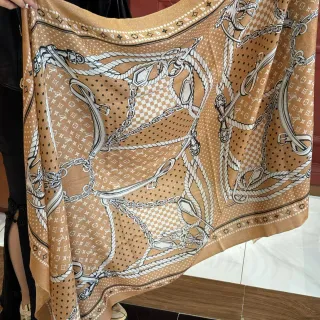 Louis Vuitton Pañuelo de Seda Beige Blanco con Impresión de Equitación Hardware Monograma Repetido