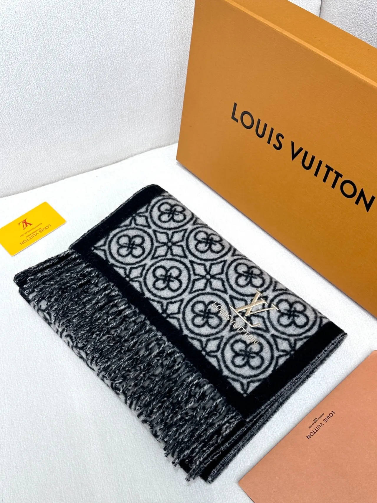 Louis Vuitton Écharpe de Cachemire Noir et Crème Géométrique Florale 6