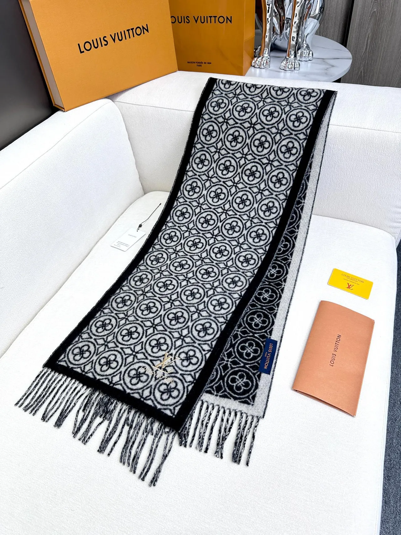 Louis Vuitton Écharpe de Cachemire Noir et Crème Géométrique Florale 7