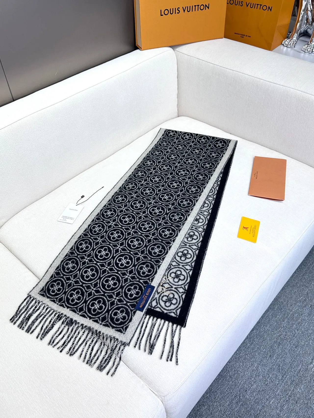 Louis Vuitton Écharpe de Cachemire Noir et Crème Géométrique Florale 8