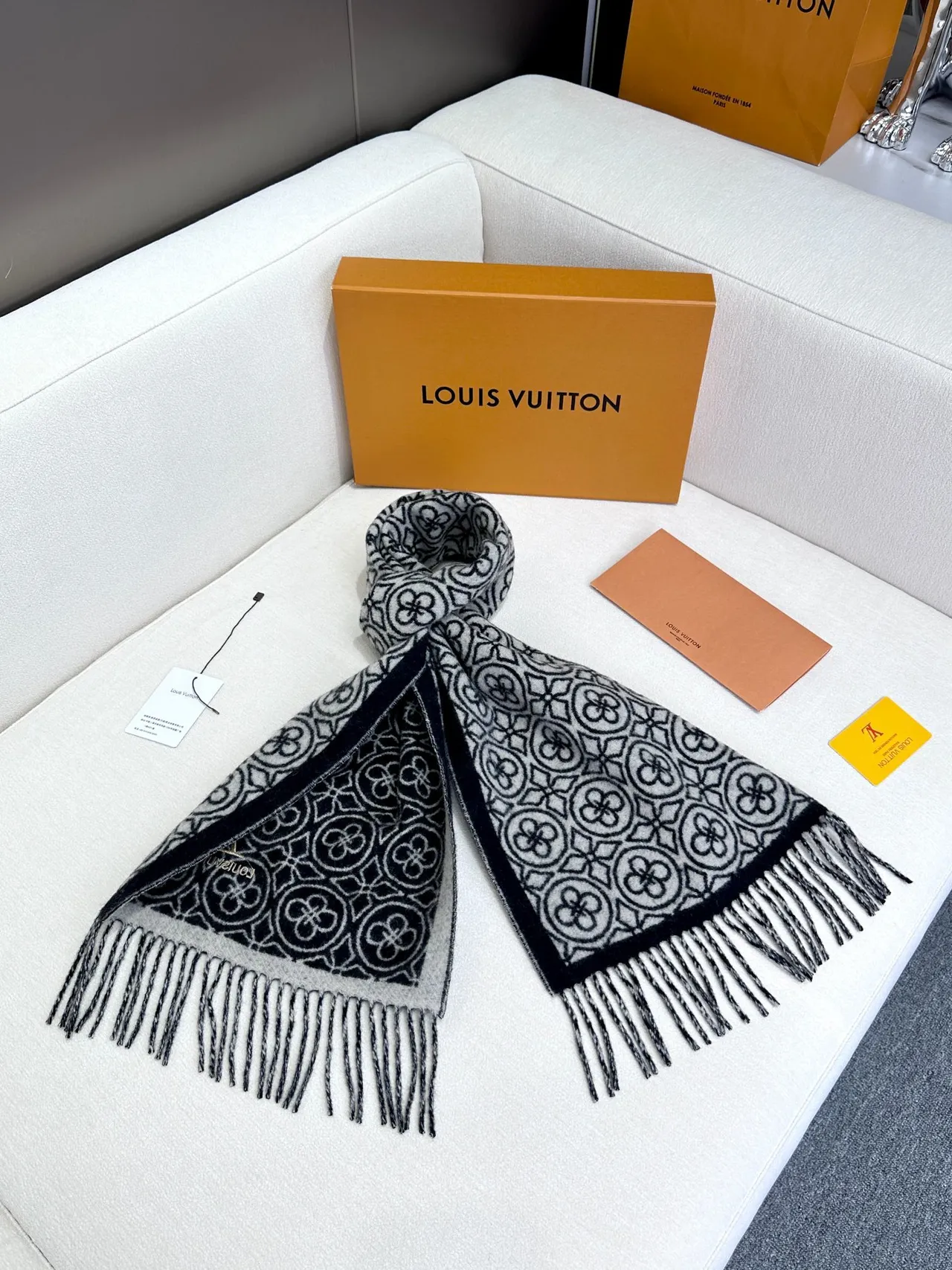 Louis Vuitton Écharpe de Cachemire Noir et Crème Géométrique Florale 9
