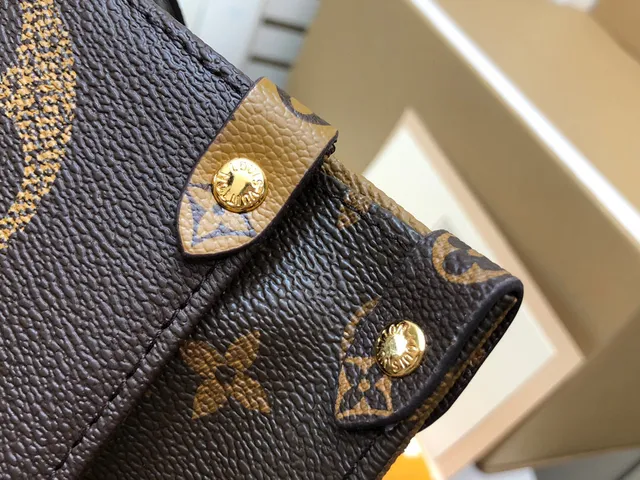 Louis Vuitton أسود بني Monogram Canvas مقابض جلد مطوية حقيبة تون 4