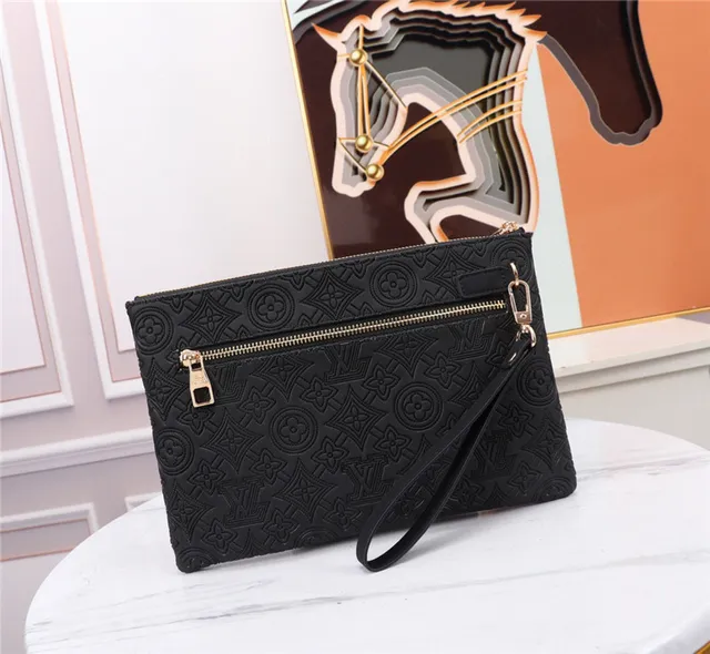 লুইস ভিটন কালো সোনা এমবসড Monogram Empreinte Leather LV Turn-Lock Clasp Wristlet 7