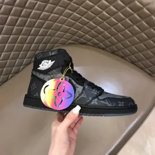 Louis Vuitton zapatillas lifestyle en negro y gris con monograma canvas de silueta alta