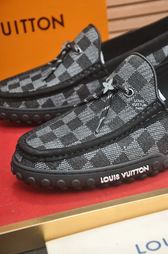 Louis Vuitton Mocassin Noir et Gris en Toile Monogram avec Détail Tassel 2