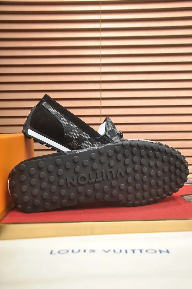 Louis Vuitton Mocassin Noir et Gris en Toile Monogram avec Détail Tassel 3