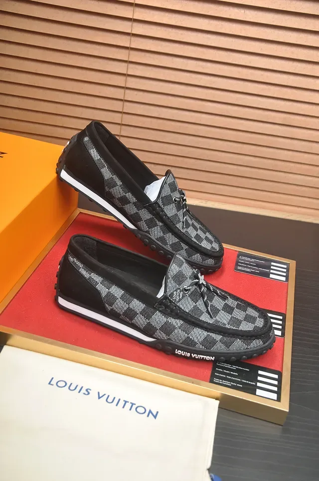 Louis Vuitton Mocassin Noir et Gris en Toile Monogram avec Détail Tassel 4