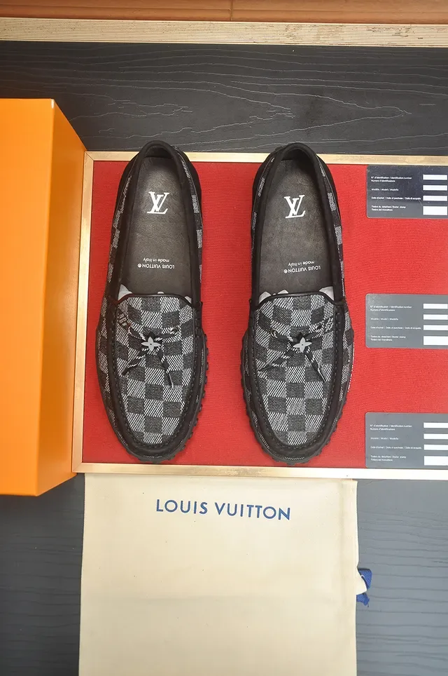 Louis Vuitton Mocassin Noir et Gris en Toile Monogram avec Détail Tassel 5