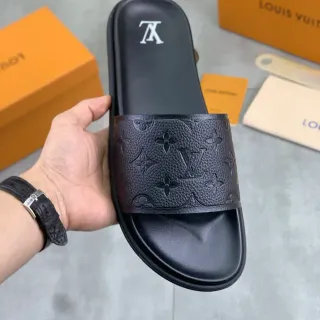 Louis Vuitton काला मोनोग्राम-एम्बॉस्ड चमड़े का पट्टा फ्लैट मोल्डेड सोल स्लिपर्स