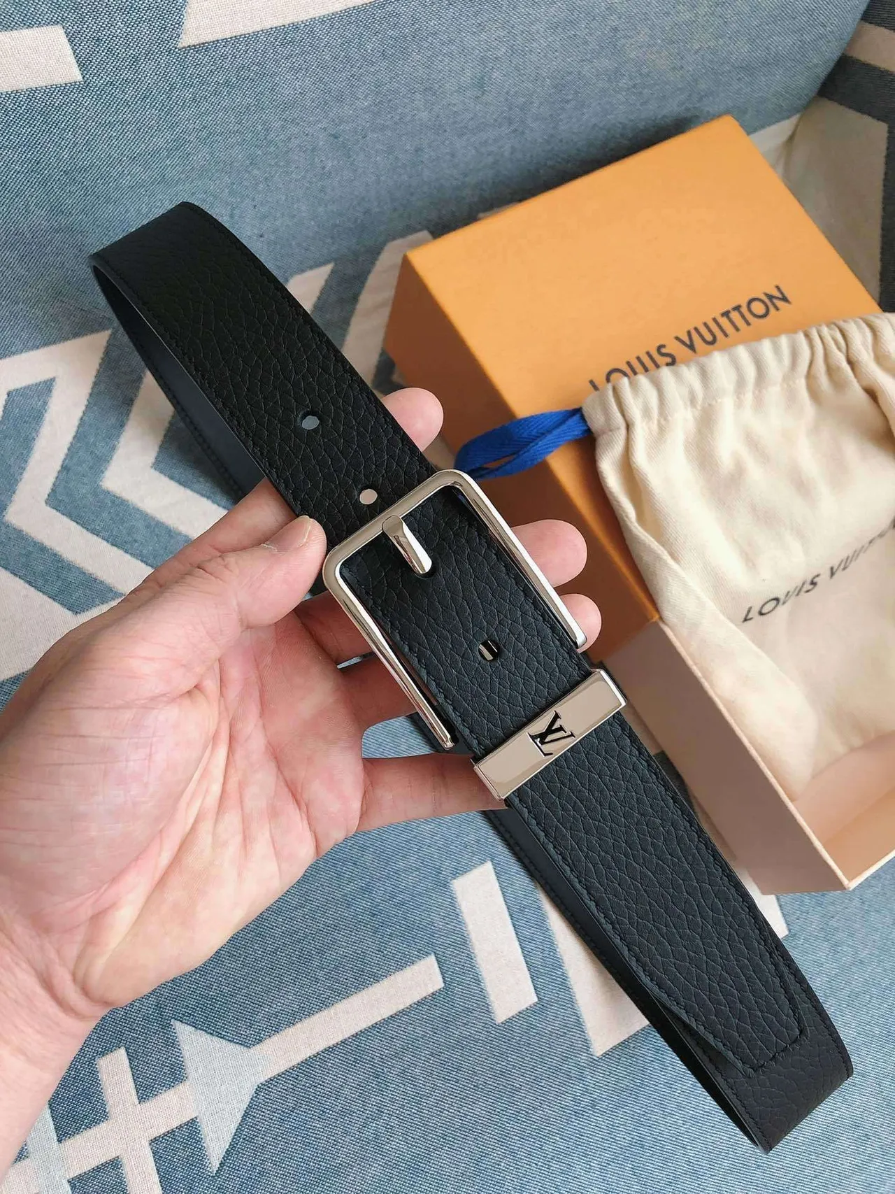 Louis Vuitton Black Silver Pebbled Rectangular LV Plaque Buckle Leather Belt 2