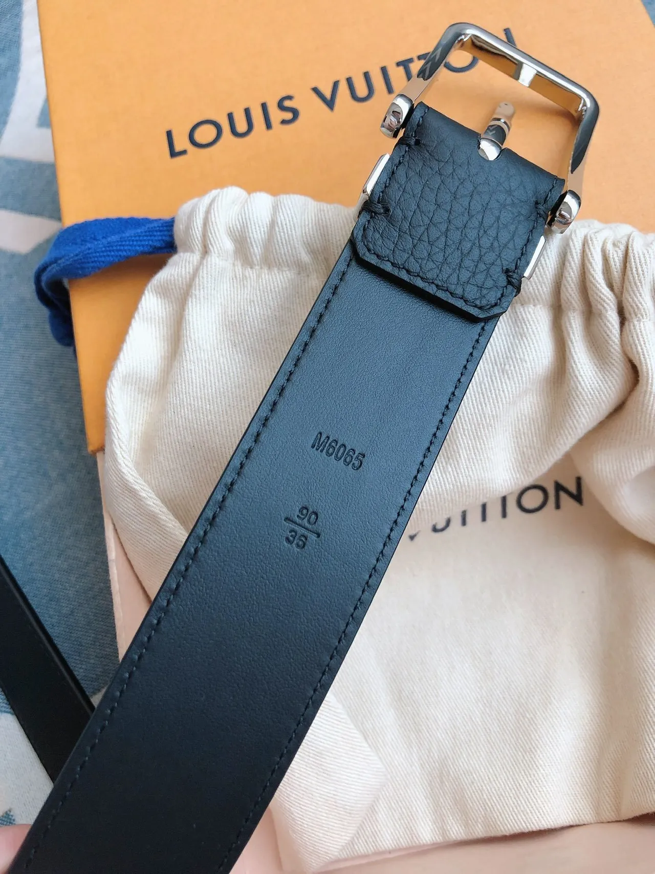 Louis Vuitton Black Silver Pebbled Rectangular LV Plaque Buckle Leather Belt 4