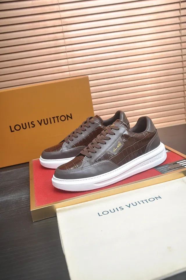 Louis Vuitton বাদামী ও সাদা ক্রক-এমবসড লেদার গোল্ড সিগনেচার লোগো লাইফস্টাইল স্নিকার্স 4