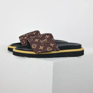 Louis Vuitton भूरा पीला मोनोग्रामिक फैब्रिक स्ट्रैप मेटेलिक LV लोगो प्लेक स्लिपर्स
