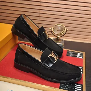 Louis Vuitton Mocassin à boucle Daim noir Matériau doré Mocassins