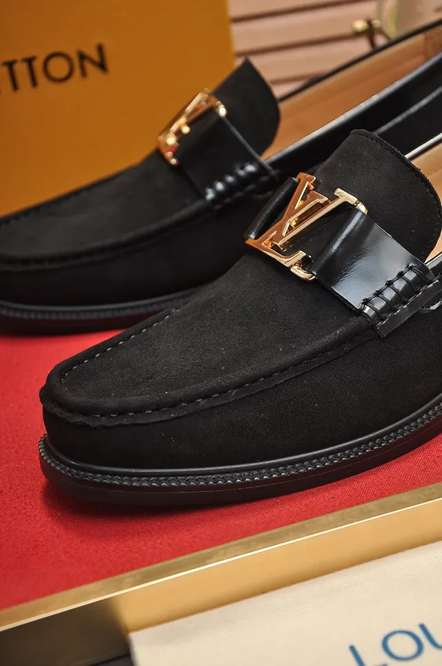 Louis Vuitton Mocassim com fivela Couro de camurça preto Acessórios dourados Mocassins 2