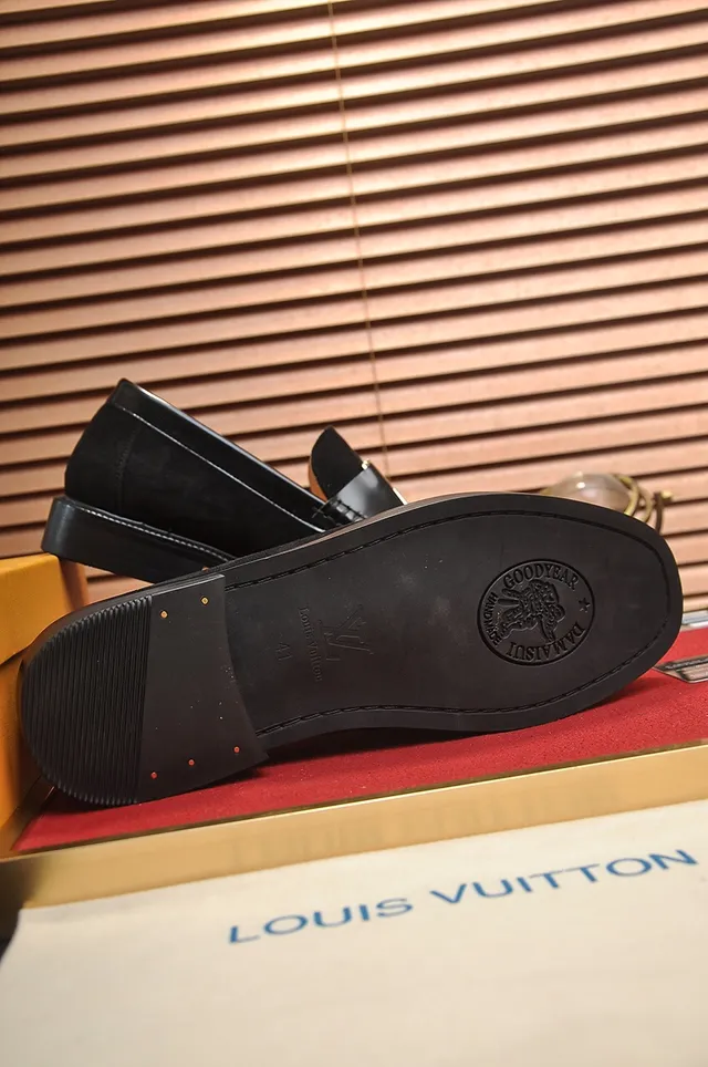 Louis Vuitton Mocassim com fivela Couro de camurça preto Acessórios dourados Mocassins 3