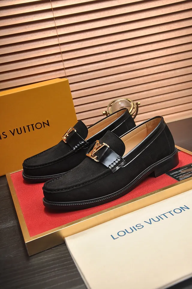 Louis Vuitton Mocassim com fivela Couro de camurça preto Acessórios dourados Mocassins 4