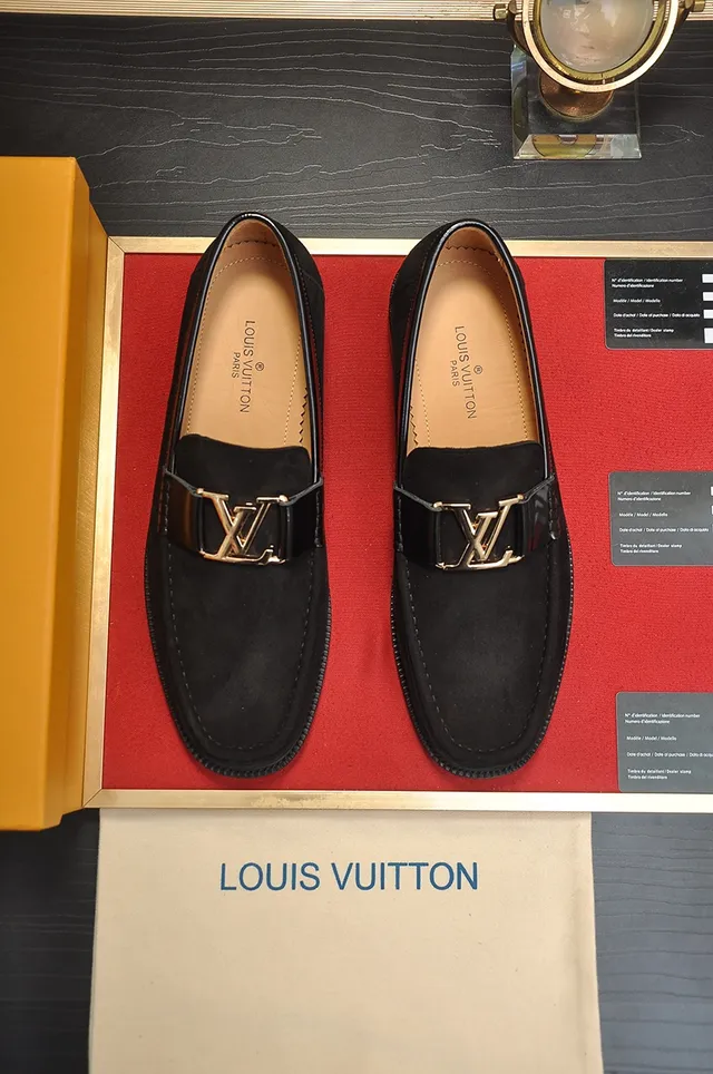 Louis Vuitton Mocassim com fivela Couro de camurça preto Acessórios dourados Mocassins 5