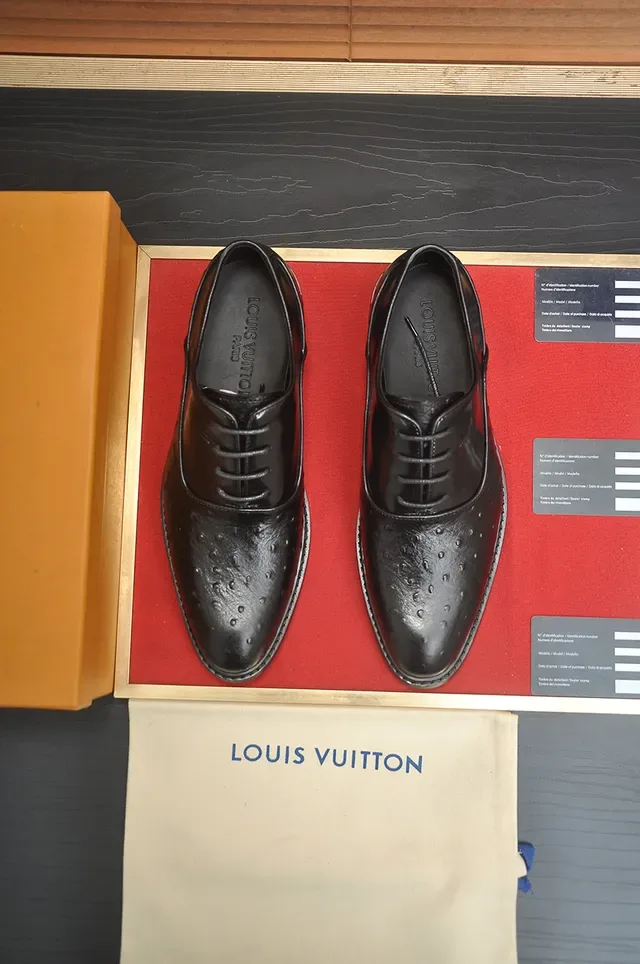 Louis Vuitton Sapatos Oxford Preto Texturizado Avestruz Bico de Tapa 5
