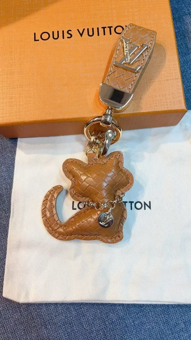 Louis Vuitton Chat Multicolor Woven Leather Cat-Shaped Charm Crossbody Bag 8