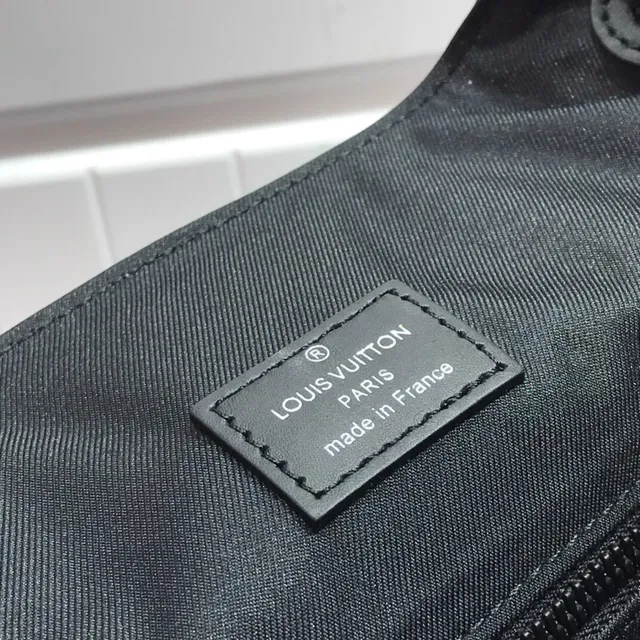Louis Vuitton Explorer Preto Branco Couro com monograma embossado fechamento de tampa superior mochila casual 3