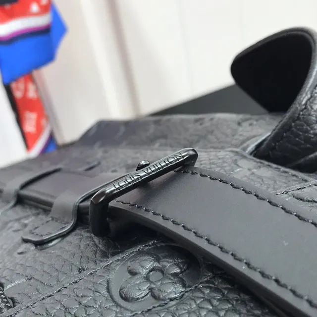 Louis Vuitton Explorer Preto Branco Couro com monograma embossado fechamento de tampa superior mochila casual 5