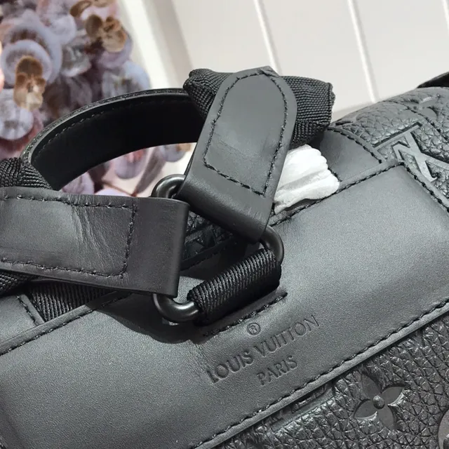Louis Vuitton Explorer Preto Branco Couro com monograma embossado fechamento de tampa superior mochila casual 6