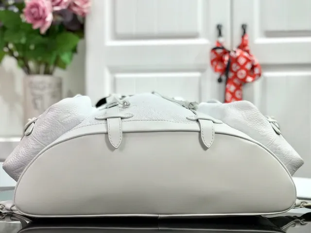Louis Vuitton Explorer Preto Branco Couro com monograma embossado fechamento de tampa superior mochila casual 12