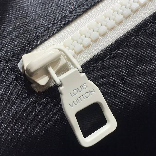 Louis Vuitton Explorer Preto Branco Couro com monograma embossado fechamento de tampa superior mochila casual 15