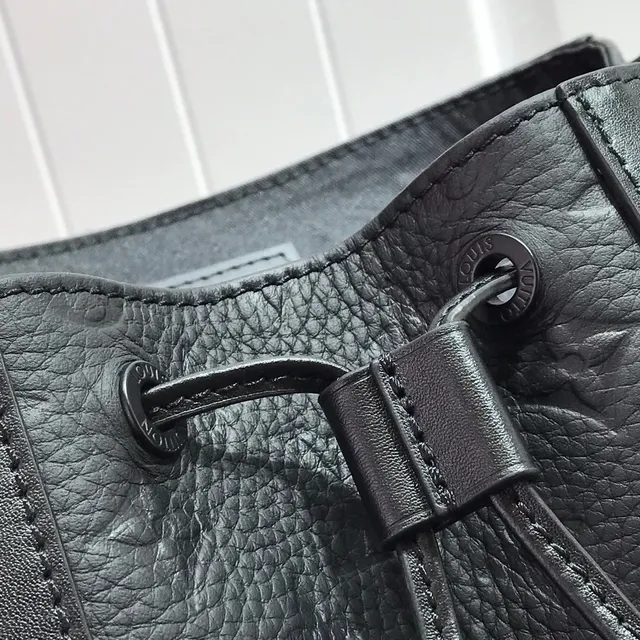 Louis Vuitton Explorer Preto Branco Couro com monograma embossado fechamento de tampa superior mochila casual 20