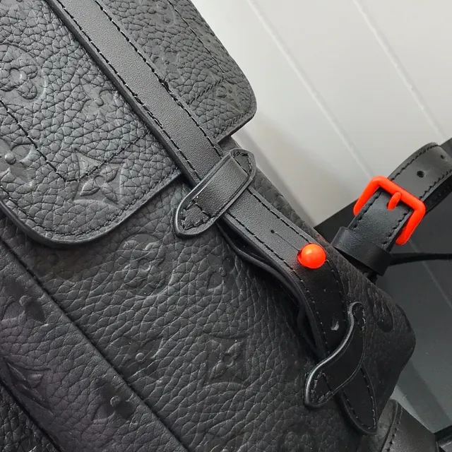 Louis Vuitton Explorer Preto Branco Couro com monograma embossado fechamento de tampa superior mochila casual 24