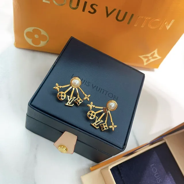 Louis Vuitton Fan Pearl Monogram Earrings 4