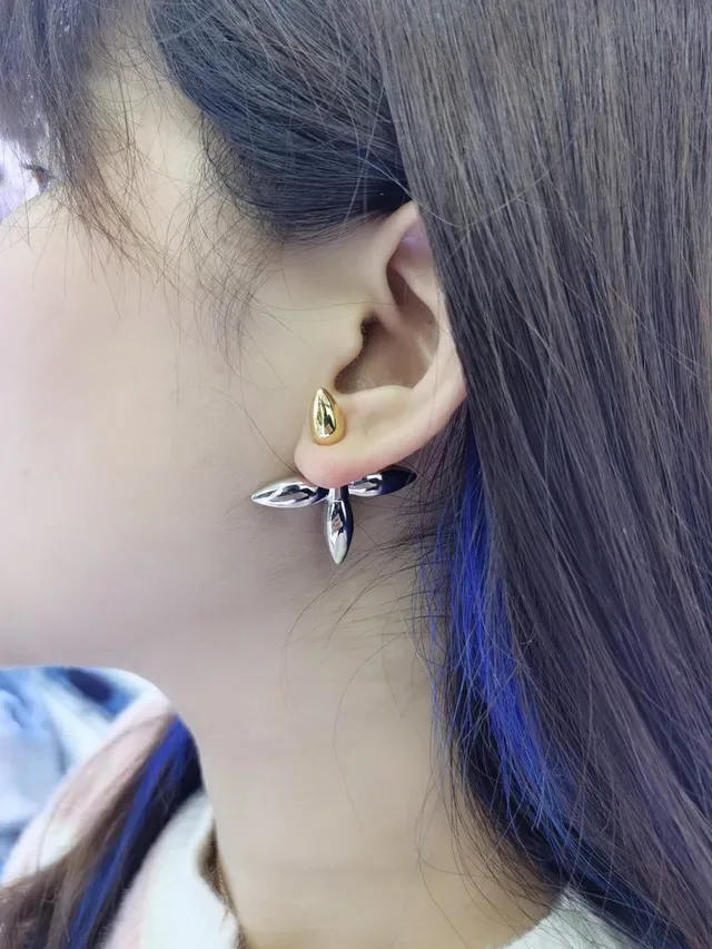 Louis Vuitton Floral-Inspired Two-Tone Engraved Drop Earrings 4