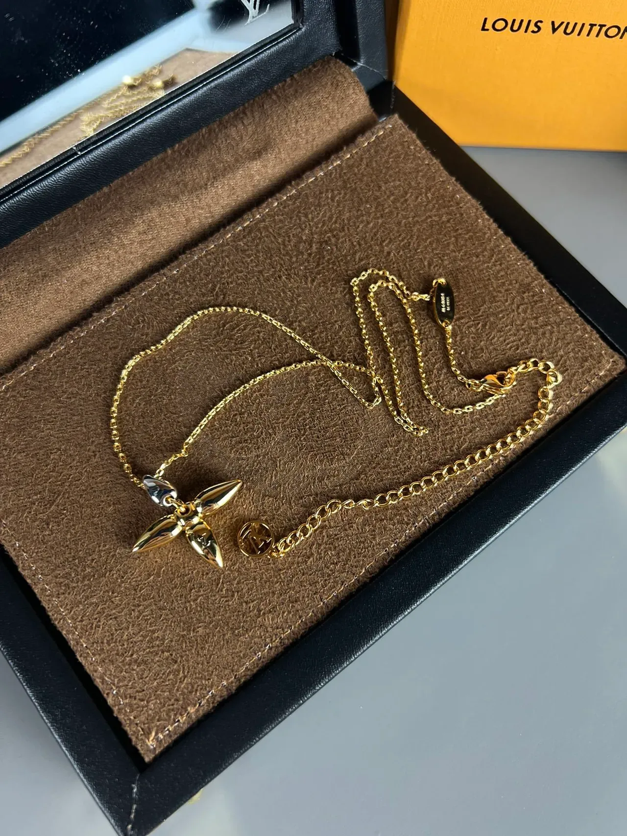 Louis Vuitton Colar Motivo Floral Ouro e Prata Bicolor 4