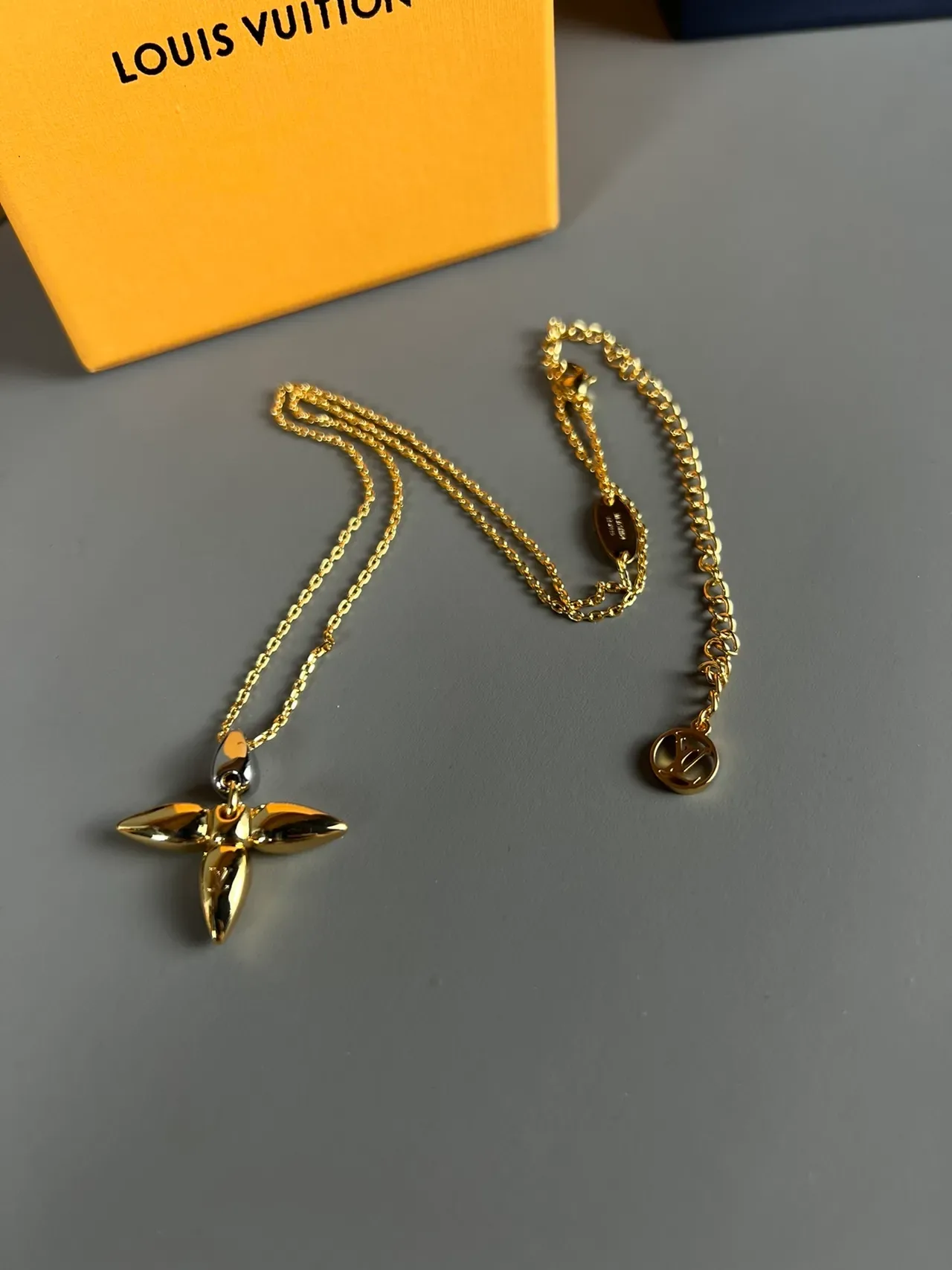 Louis Vuitton Colar Motivo Floral Ouro e Prata Bicolor 5