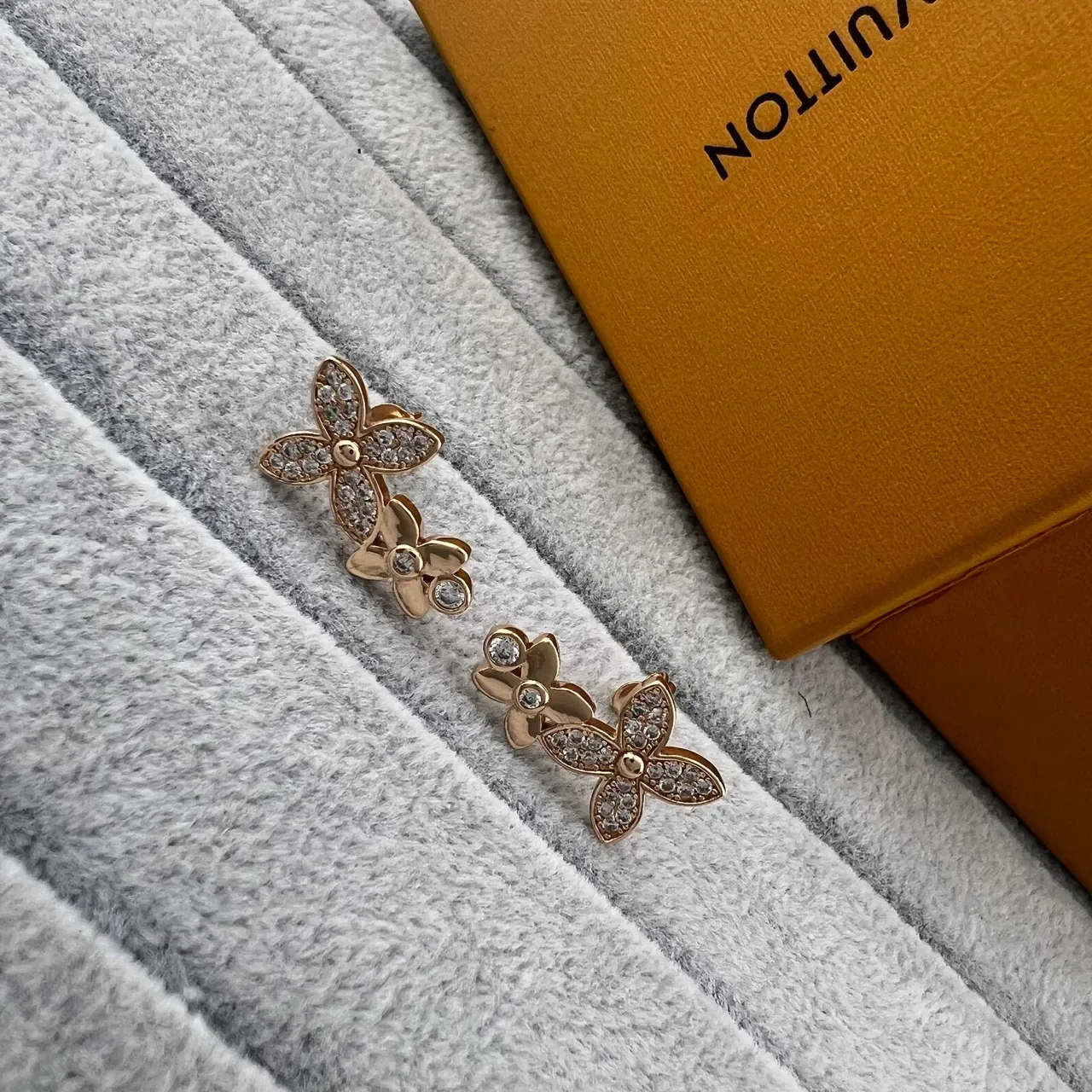 Louis Vuitton Flower Pavé Crystal Dual-Tone Stud Earrings 3