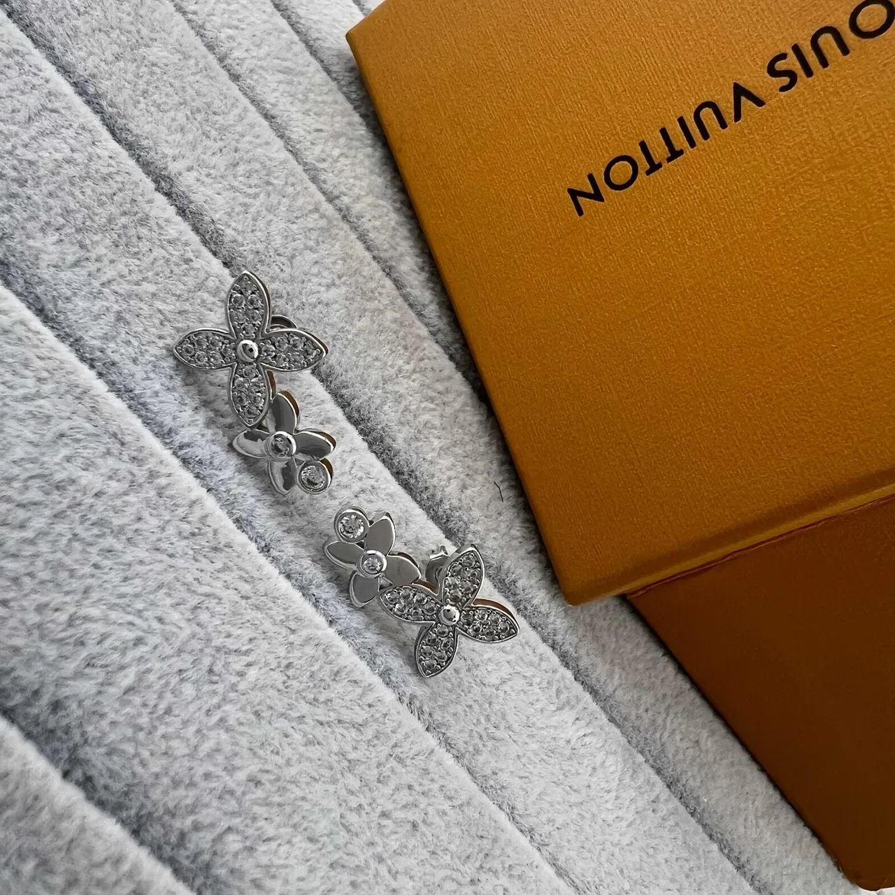 Louis Vuitton Flower Pavé Crystal Dual-Tone Stud Earrings 4