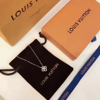 Louis Vuitton Collier avec Pendentif Floral à Quatre Pétales
