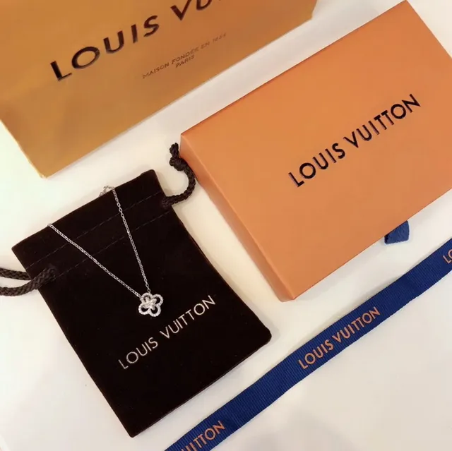Louis Vuitton Four-Petal Floral Pendant Necklace 4